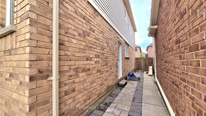 Property Photo: 91 Tysonville Circle Lower ON L7A 4B2