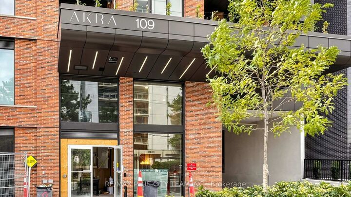 Property Photo:  109 Erskine Avenue 204  ON M4P 0G6 