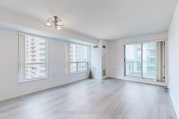 Property Photo:  21 Hillcrest Avenue 801  ON M2N 7K2 