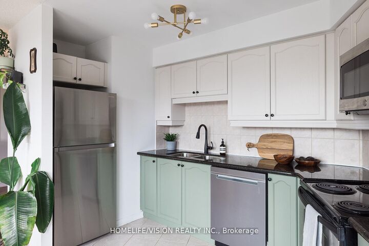 Property Photo:  18 Valley Woods Road 902  ON M3A 0A1 