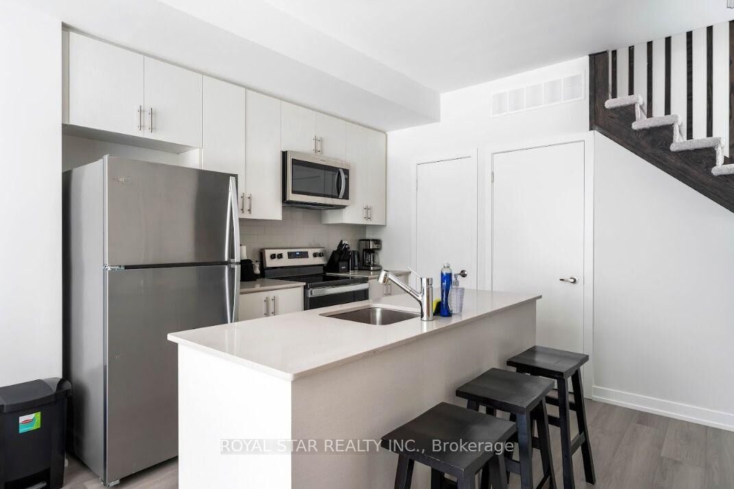 Property Photo:  3562 Conolial Drive 202  ON L5L 5R9 