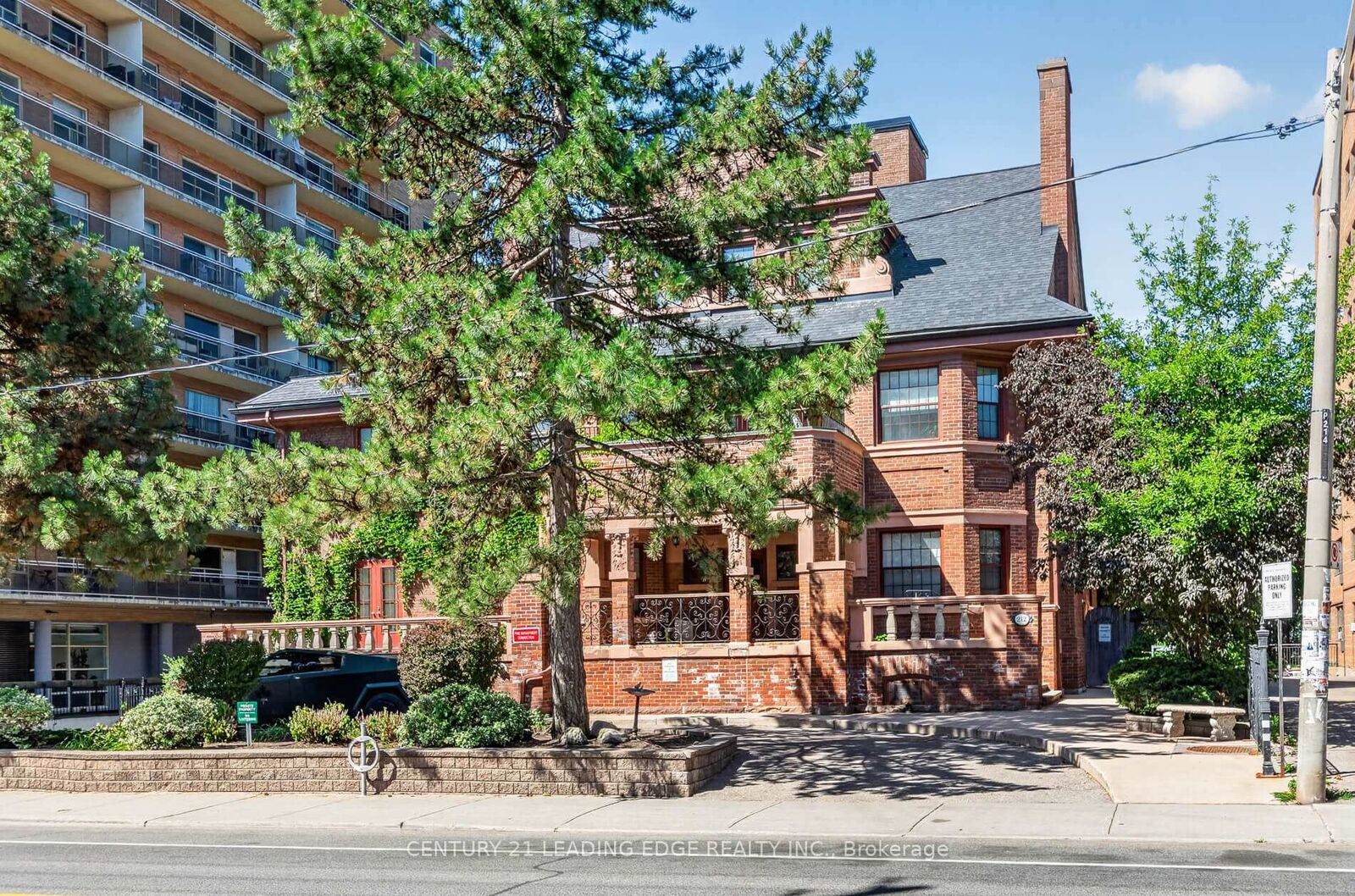 Property Photo:  212 St George Street 104  ON M5R 2N5 