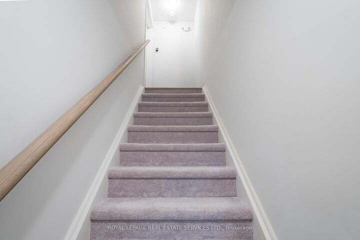 Property Photo:  3425 Ridgeway Drive 11  ON L5L 0B9 