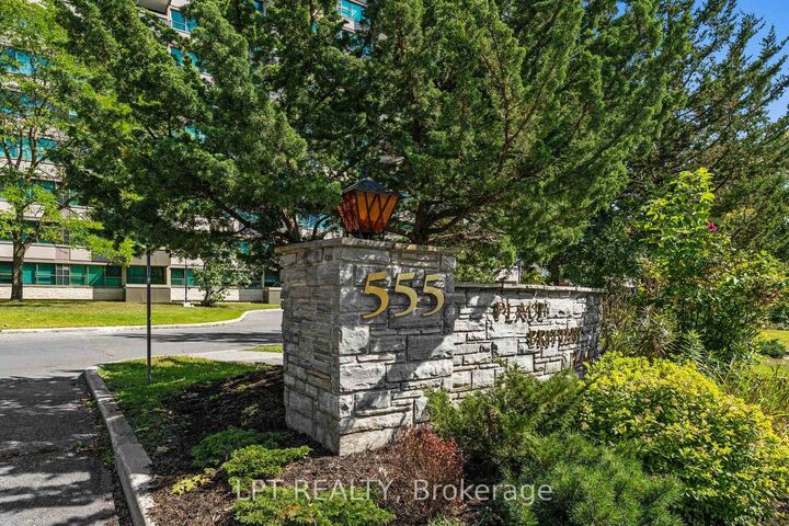 Property Photo:  555 Brittany Drive Ph5  ON K1K 4C5 