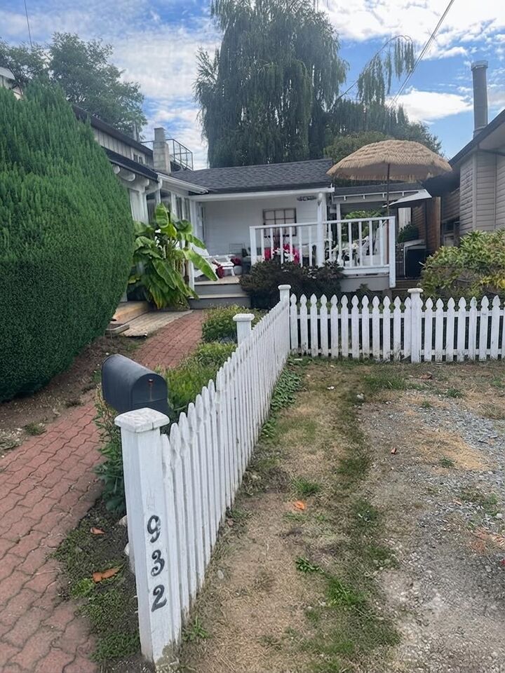 Property Photo:  932 Habgood Street  BC V4B 4W6 