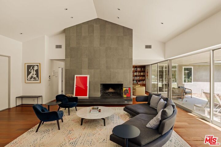 Property Photo:  840 Leonard Rd  CA 90049 