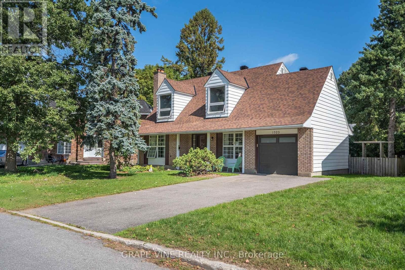 Property Photo:  1323 Fernwood Drive  ON K1V 7J8 