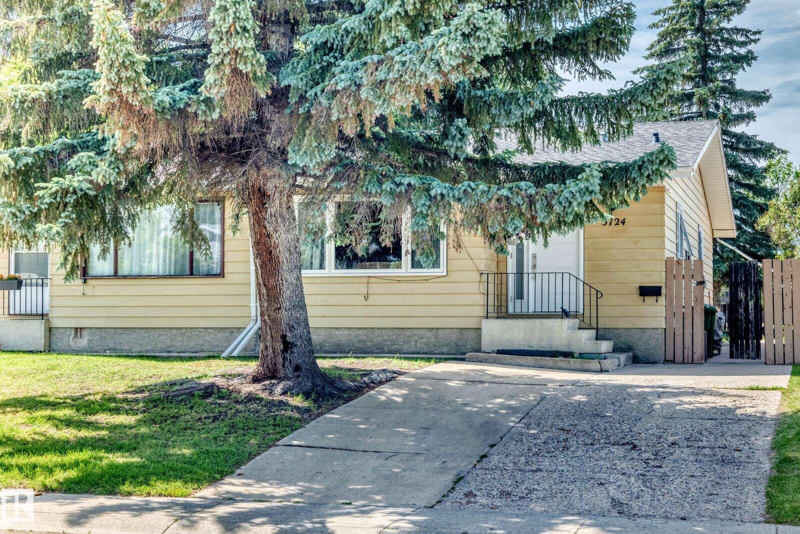 Property Photo:  3724 54 Street  AB T9A 2L2 