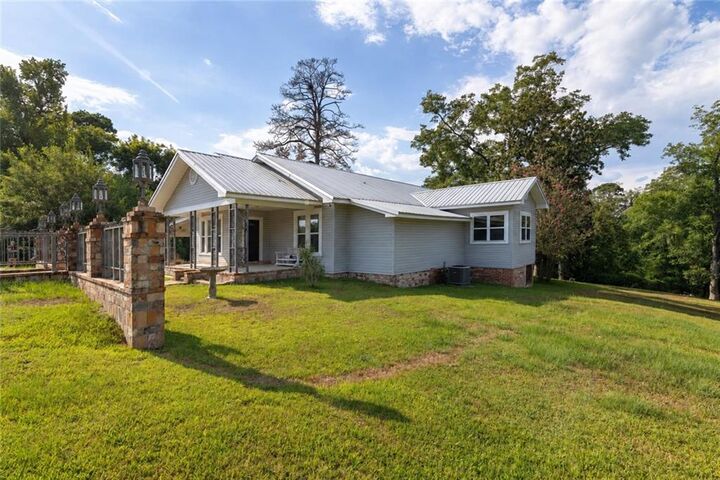 Property Photo: 424 W Main Street LA 71483