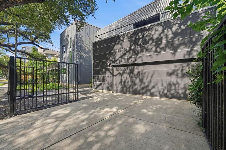 Property Photo:  2412 Helena Street  TX 77006 