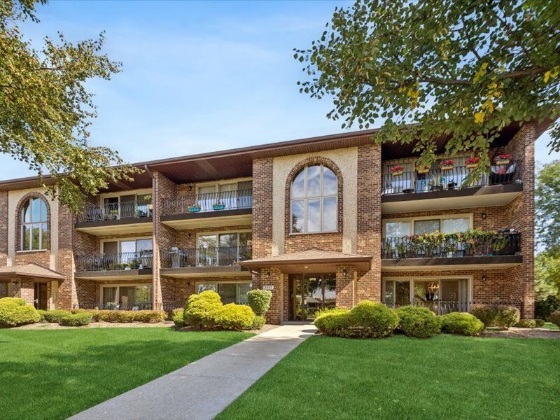 Property Photo: 7555 Sheridan Drive 1F IL 60527