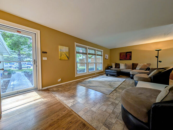 Property Photo: 910 E Cherry Lane IL 60004