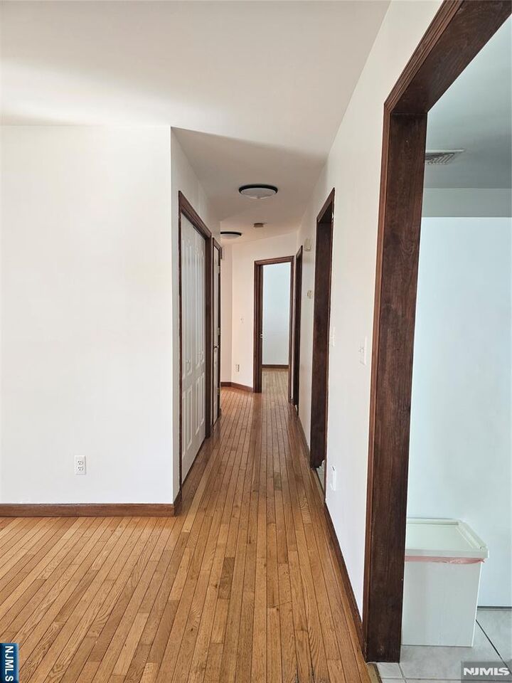 Property Photo:  5 Cozy Glen Court  NJ 07663 