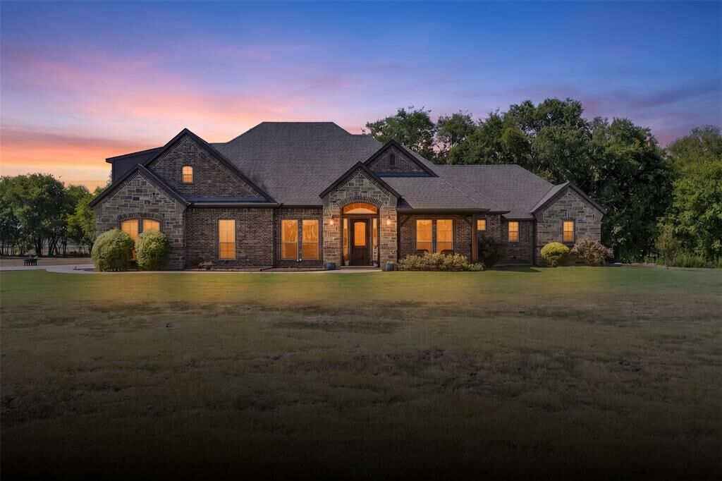 Property Photo:  505 Boz Road  TX 75167 
