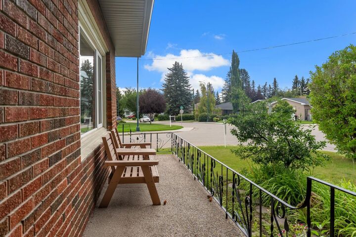 Property Photo:  2204 Halifax Crescent NW  AB T2M 4C9 