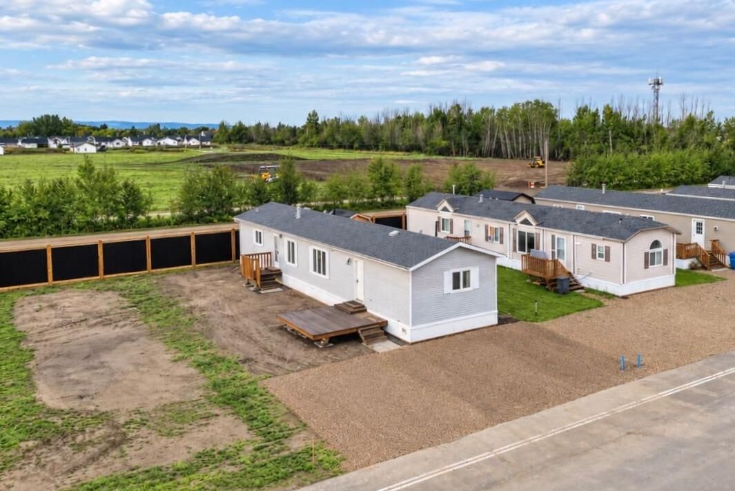 Property Photo:  10401 110 Ave  AB T0H 2H0 