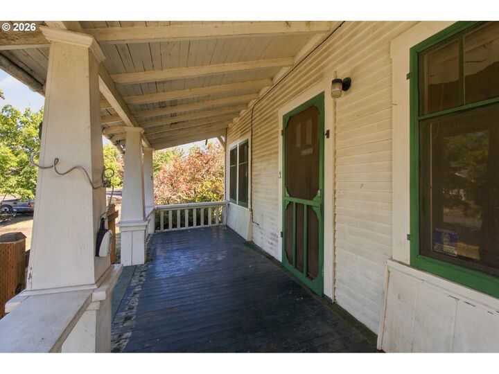 Property Photo:  533 D St  OR 97477 