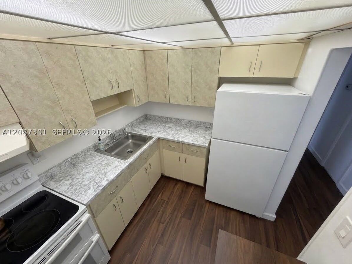 Property Photo:  220 SW 9th Ave 518  FL 33009 