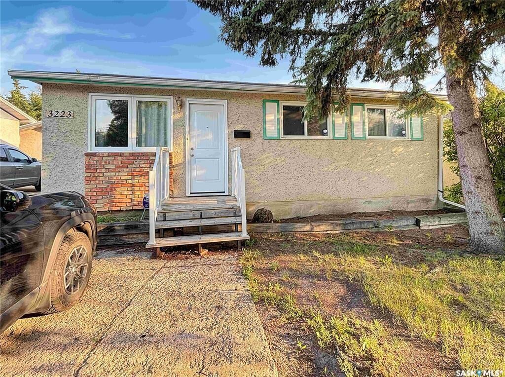 Property Photo:  3223 Maxwell Street  SK S7L 3Y1 