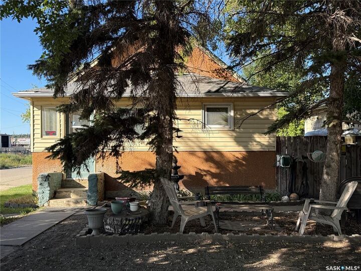 Property Photo:  580 Maple Street W  SK S6H 4X1 