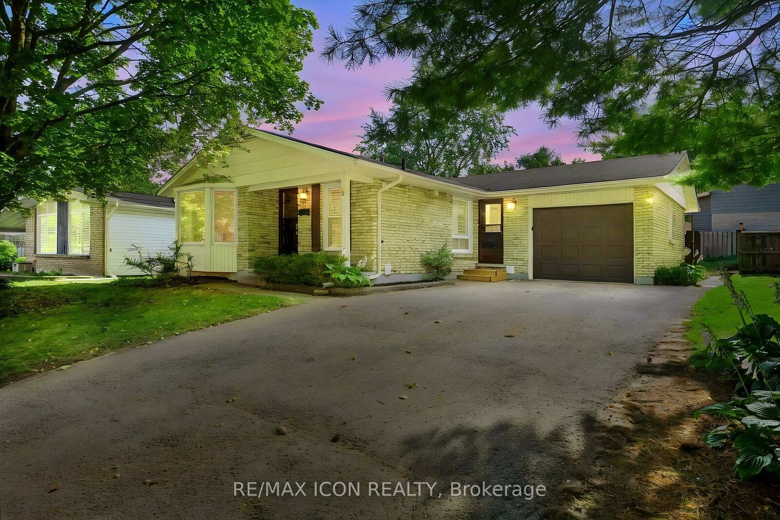 Property Photo:  95 Underhill Crescent  ON N2A 2S7 