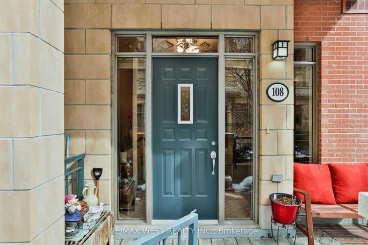 Property Photo:  330 Princess Royal Drive Gv-108  ON L5B 4M8 