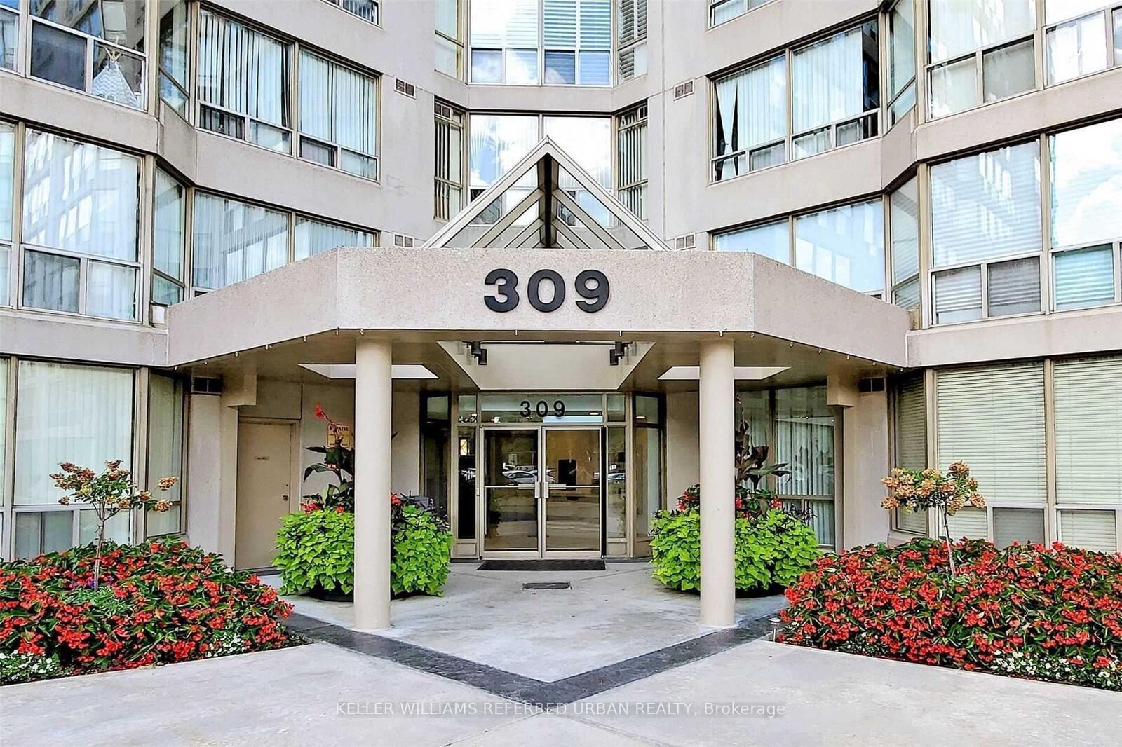 Property Photo:  309 Major Mackenzie Drive E 420  ON L4C 9V5 