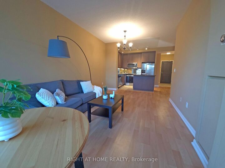 Property Photo:  628 Fleet Street 518  ON M5V 1A8 