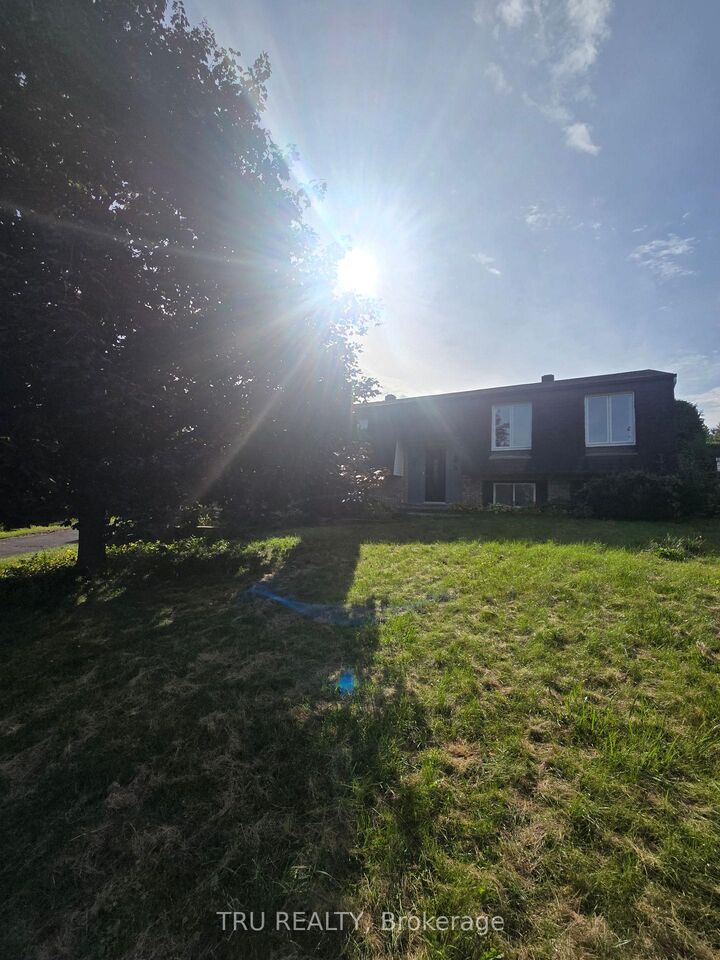 Property Photo:  14 Langholm Crescent  ON K2J 1H2 