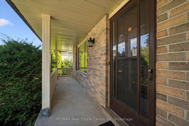 Property Photo:  7 Countryside Crescent  ON N2E 2S8 