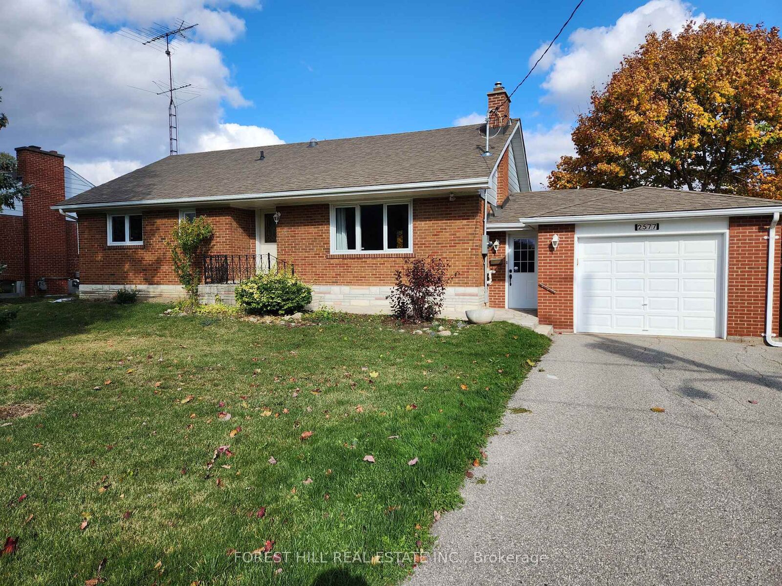 Property Photo:  2577 Whaley Drive Lower  ON L5B 1X1 