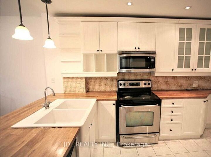 Property Photo:  298 Robert St Street One Bedroom Main Floor  ON M5S 2K8 