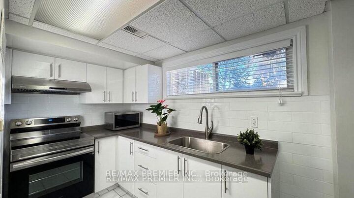 Property Photo:  3551 Burningelm Crescent  ON L4Y 3L2 