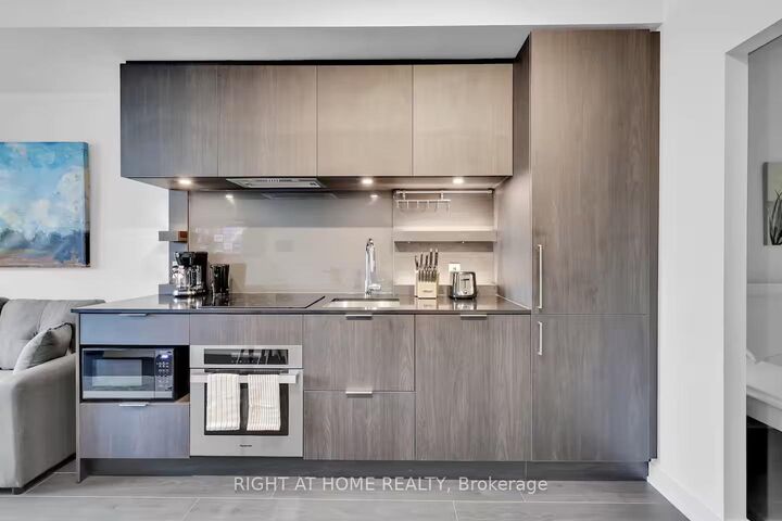 Property Photo: 28 Ann Street 223 ON L5G 0E1