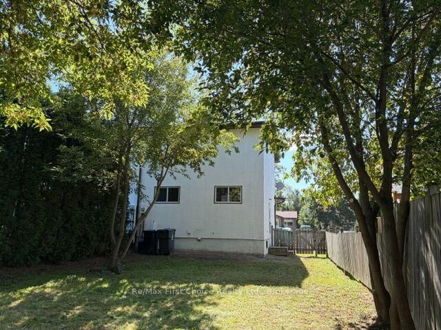 Property Photo:  137 Inglewood Crescent N  ON P7C 2E8 