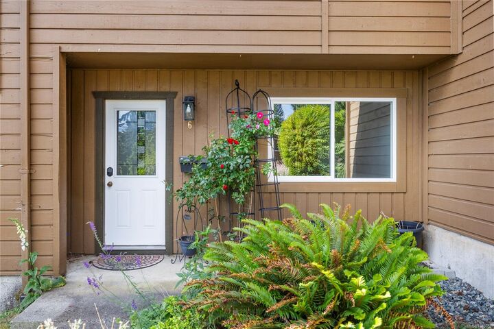 Property Photo:  855 Howard Ave #6  BC V9R 5V4 