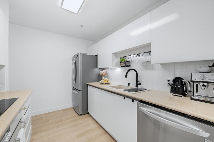 Property Photo:  15375 17 Avenue 203  BC V4A 1T8 