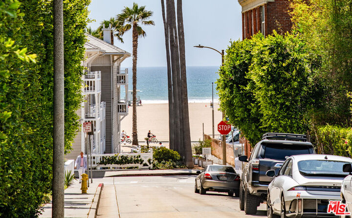 Property Photo: 41 Vicente Ter CA 90401