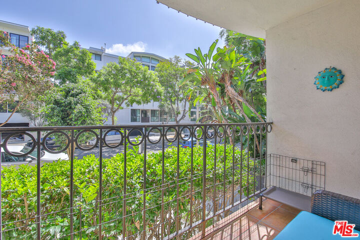 Property Photo: 625 N Flores St, Unit 102 CA 90048