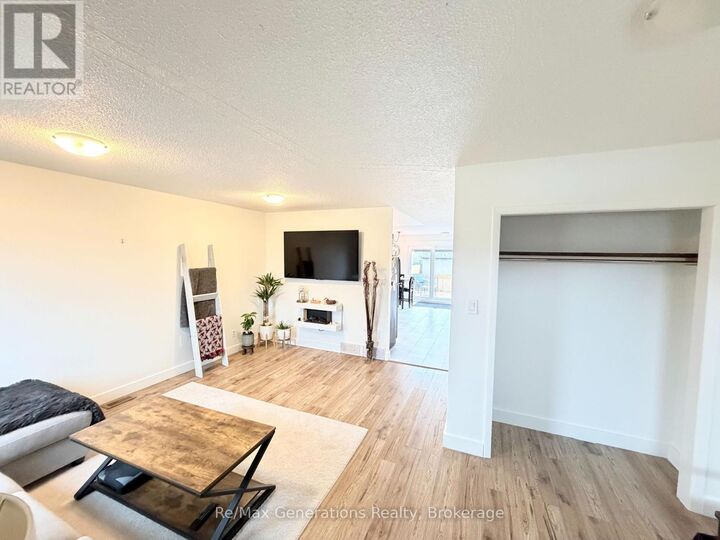 Property Photo:  1413 Francis Street West  ON P7E 4G5 