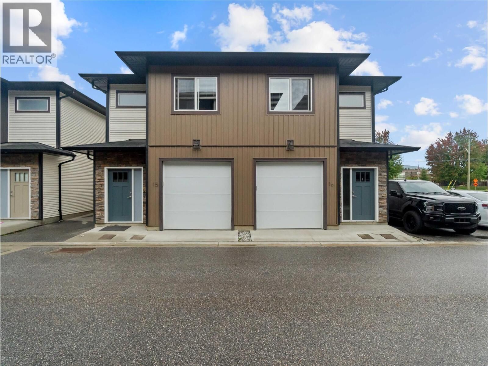 Property Photo: 2081 11 Avenue Northeast 16 BC V1E 0G1