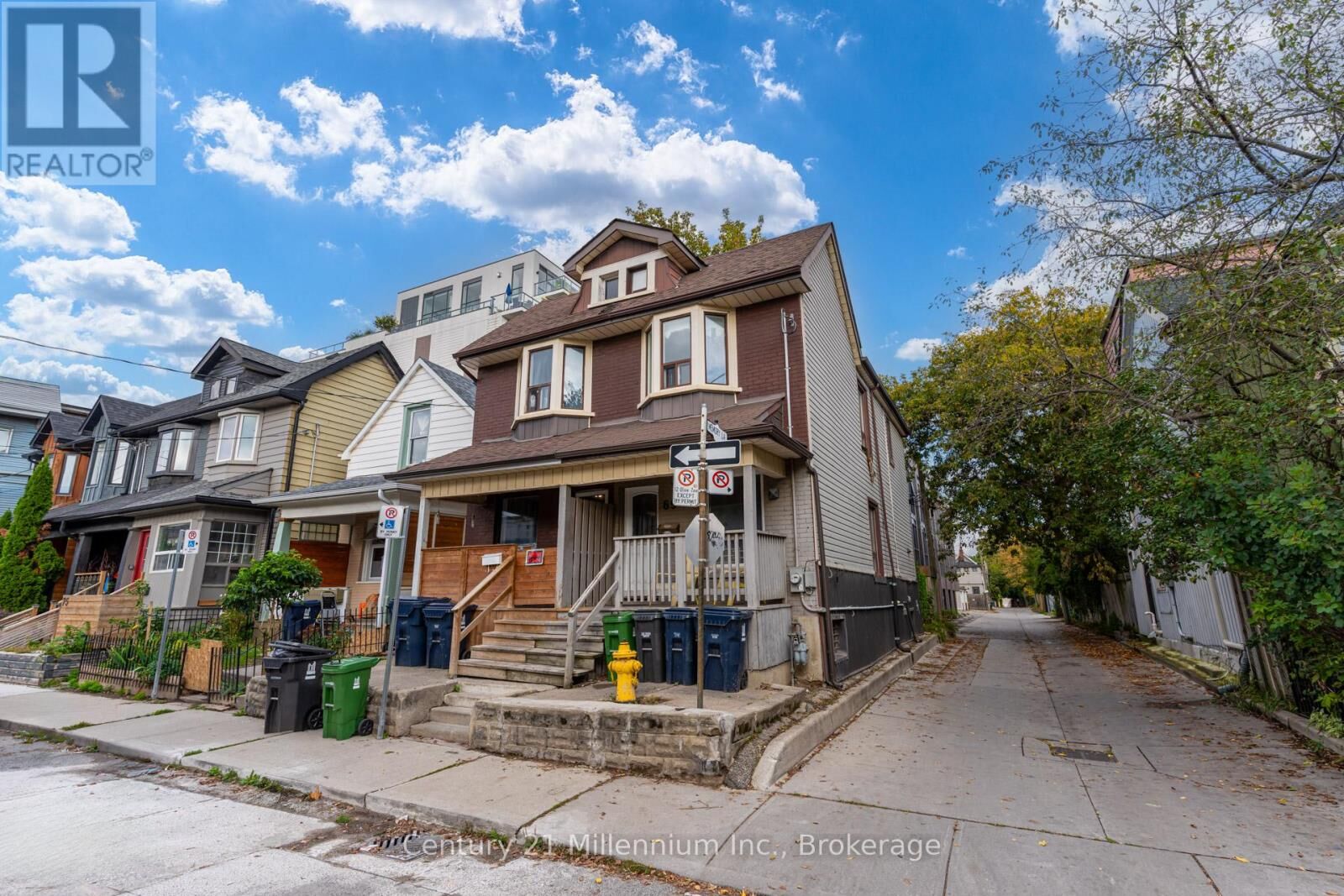 Photo de la propriété:  69 Laing Street  ON M4L 2N4 