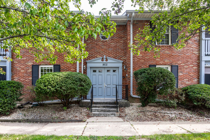 Property Photo: 1602 Queensbridge Square 1 IN 46219