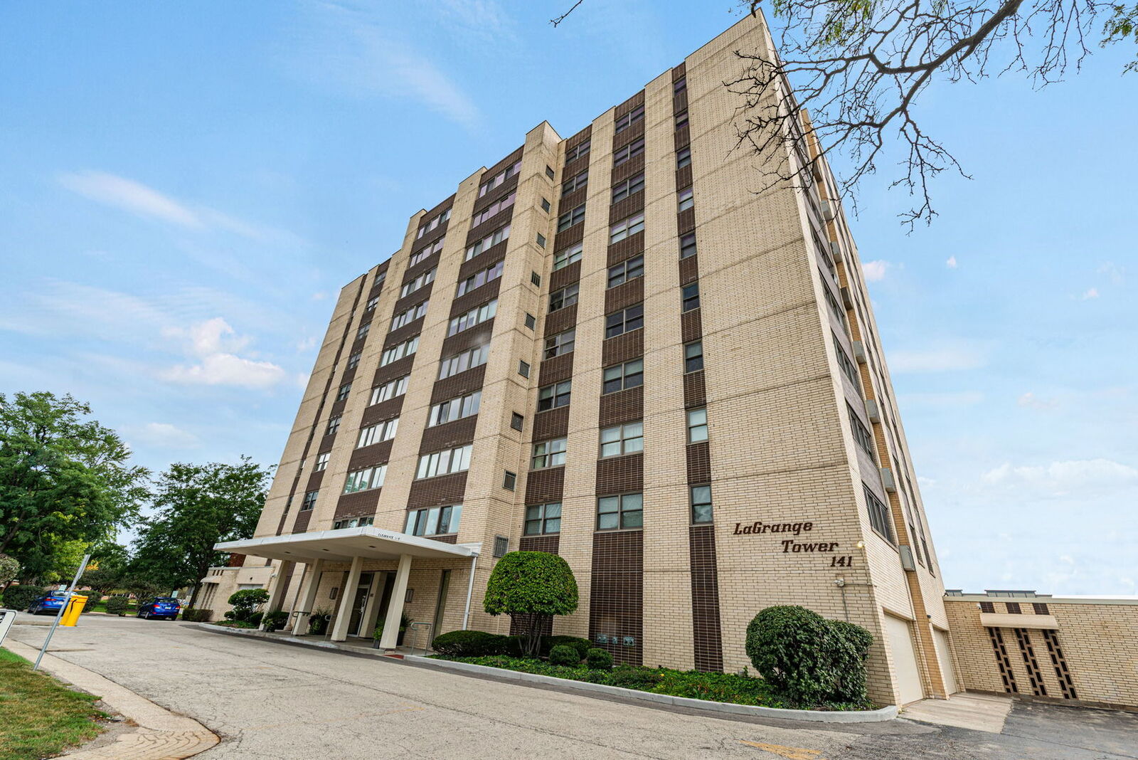 Property Photo:  141 N La Grange Road 302  IL 60525 