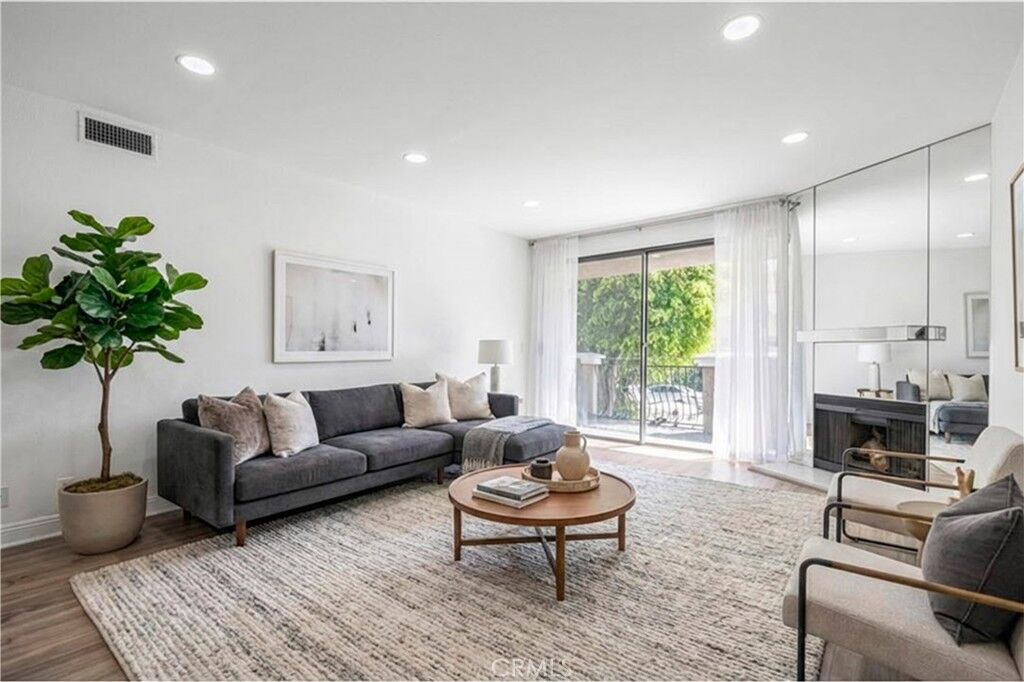 Property Photo: 1630 S Bentley Avenue 103 CA 90025