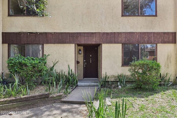 Property Photo: 729 Oaks Field Road K3-2 FL 32211