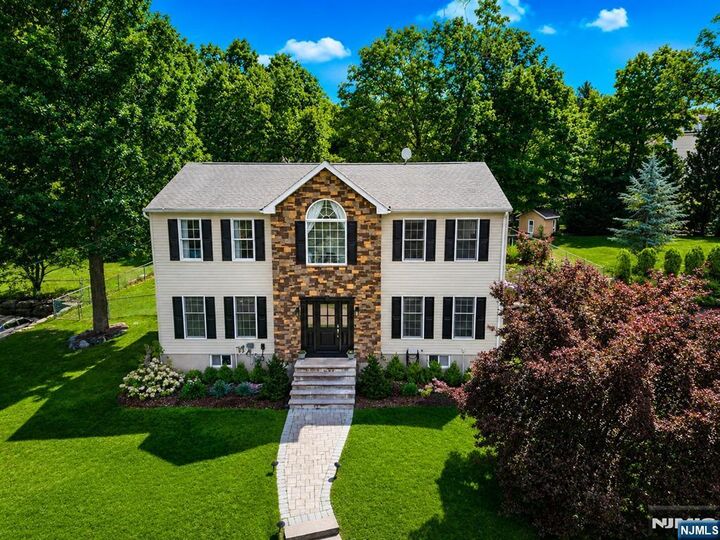 Property Photo:  8 Cross Oak Lane  NJ 07480 