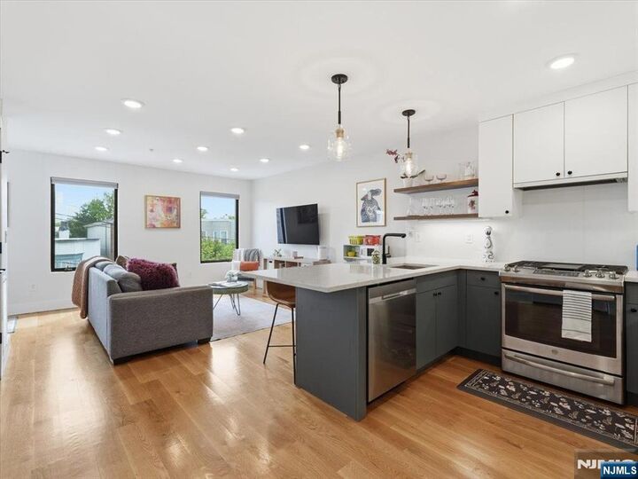 Property Photo:  22 Lincoln Street 3  NJ 07307 