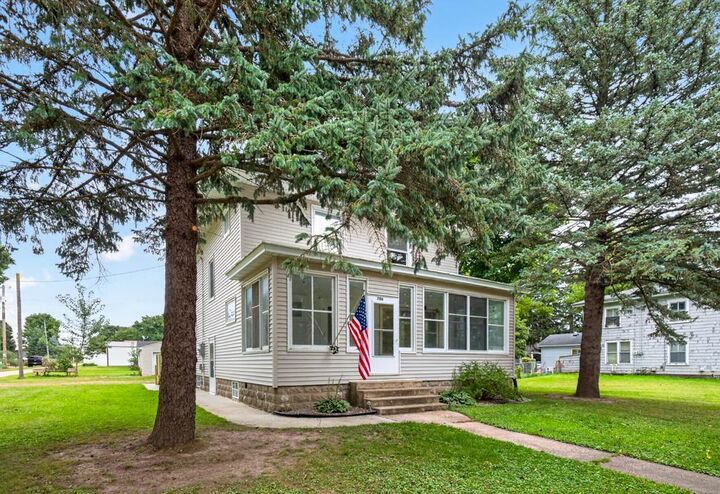 Property Photo: 706 N Broadway Avenue MN 55951