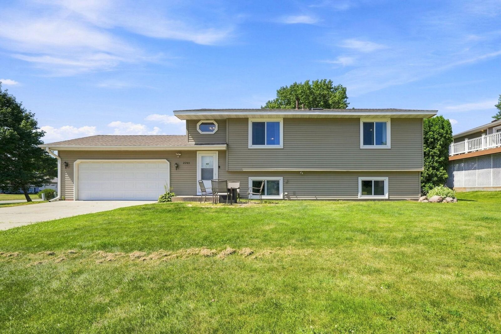 Property Photo:  2201 Kessler Lane  MN 55318 